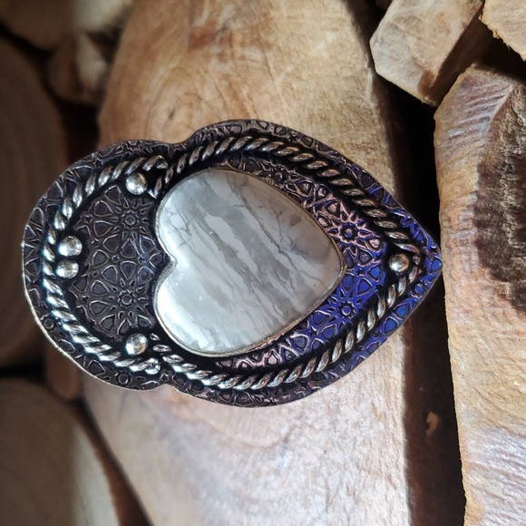 New Overzized Carved Heart Shaped Howlite 925 Silver Statement Ring. - Picture 6 of 12